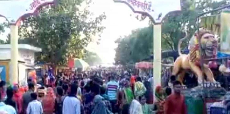 छत्तीसगढ़-धमतरी में नि:संतान महिलाओं के पेट में पैर रखता है पुजारी, कामना पूर्ति की अजीबोगरीब परंपरा