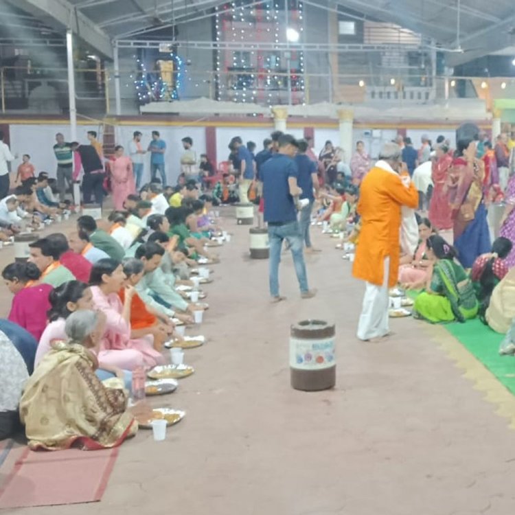 श्रीगौड़ ब्राह्मण समाज का दीपावली मिलन और अन्नकूट महोत्सव:समाजजन ने की श्रीनाथजी की आरती, प्रतिभाओं को किया सम्मानित