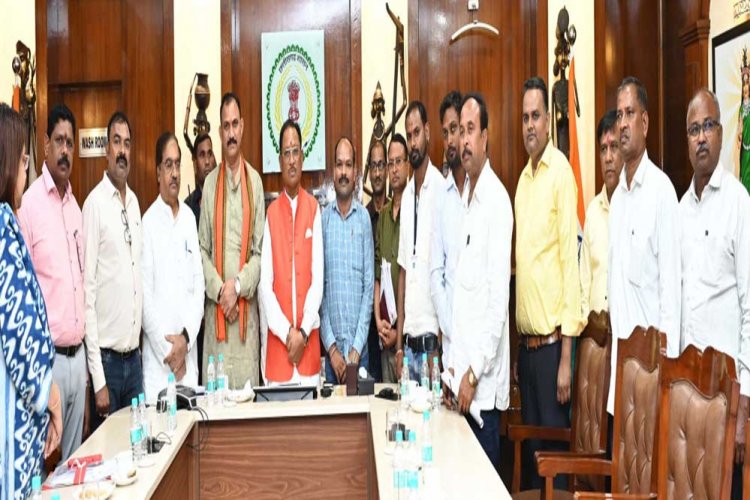 मुख्यमंत्री विष्णु देव साय की संवेदनशील पहल : समिति प्रबंधकों और कर्मचारियों की हड़ताल समाप्त