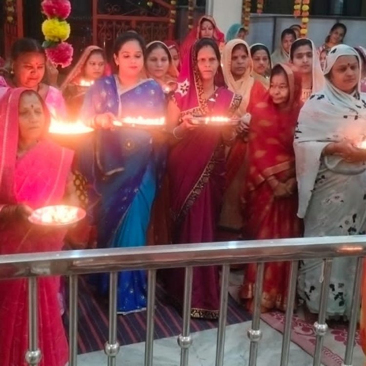 कार्तिक पूर्णिमा पर मां भवानी शिव हनुमान मंदिर में दीपदान:महिलाओं ने सामूहिक पूजा के बाद सभी के मंगल के लिए की कामना