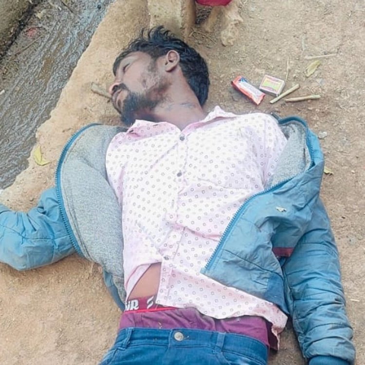 सड़क पर पड़ा मिला युवक का शव:गले पर मिले चोट के निशान, नीमगांव का मामला