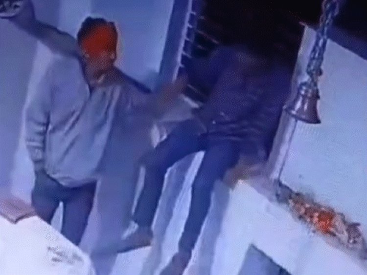 ग्वालियर में हनुमान मंदिर के ताले तोड़ घुसे चोर, VIDEO:दान पेटी से नगदी चुराई, CCTV में कैद हुई घटना