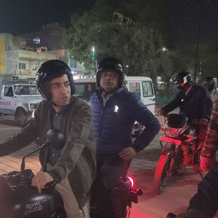 ट्रैफिक व्यवस्था का हाल जानने बाइक से घूमे कलेक्टर-एसपी:बोले- बेतरतीब गाड़ियां और दुकान के बाहर सामान रखने से बन रही जाम की स्थिति