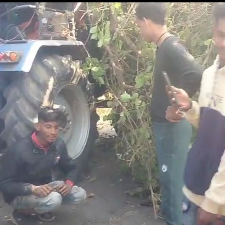 रतागढ़ चांदनी मार्ग पर चलती ट्रेक्टर ट्रॉली पर गिरा पेड़:आवागमन हुआ प्रभावित, वाहनों की लगी कतार, 12 बजे के बाद खुला रास्ता