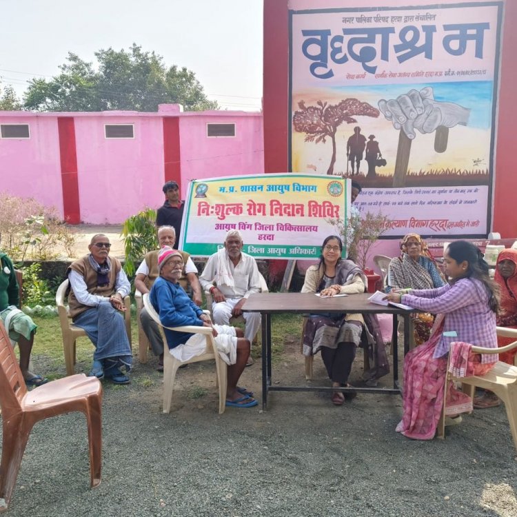 वृद्धाश्रम में निशुल्क चिकित्सा शिविर का आयोजन:बुजुर्गों को ठंड के दौरान रखने वाली सावधानियां बताकर वितरित की दवाई