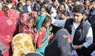 पनहेटी में पीड़ितों से मिले केंद्रीय मंत्री सिंधिया:बोले- जमीन, जायदाद हर व्यक्ति के लिए महत्वपूर्ण, लेकिन जान से ज्यादा कीमती नहीं होनी चाहिए
