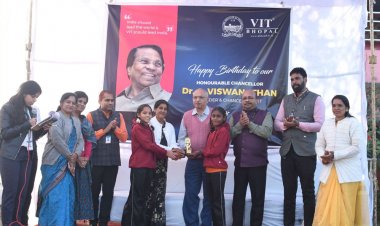 VIT भोपाल ने UHET को ₹10 लाख दान किए और लड़कियों के सशक्तिकरण के लिए प्रेरणादायक सामाजिक पहलों का आयोजन किया