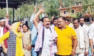 कांग्रेसियों ने घेरा मसोरा टोल नाका, स्थानीयों के लिए टोल छूट की मांग