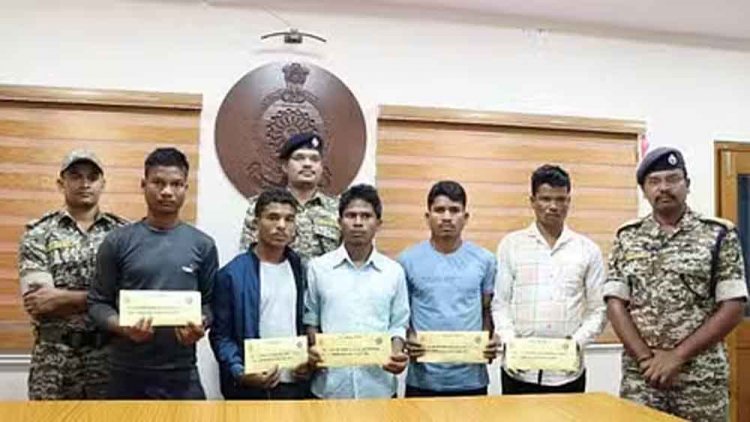 छत्तीसगढ़-बीजापुर में 11 लाख के इनामी सहित पांच नक्सलियों ने किया माओवाद से तौबा, पुलिस के सामने किया सरेंडर
