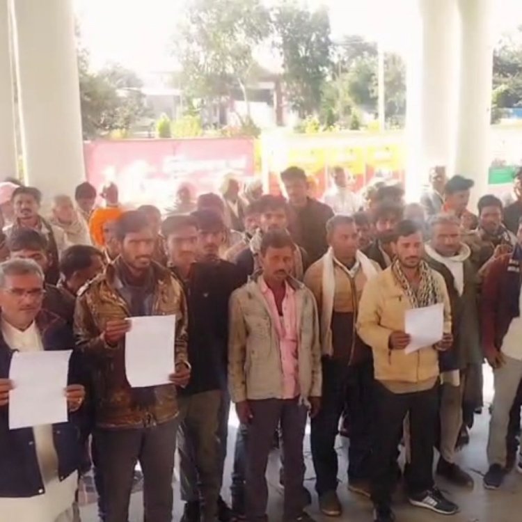 आगर मालवा कलेक्ट्रेट और एसपी कार्यालय पहुंचे ग्रामीण:पानी की समस्या और समीपस्थ ग्राम के लोगों से विवाद की स्थिति उत्पन्न होने को लेकर सौंपा ज्ञापन