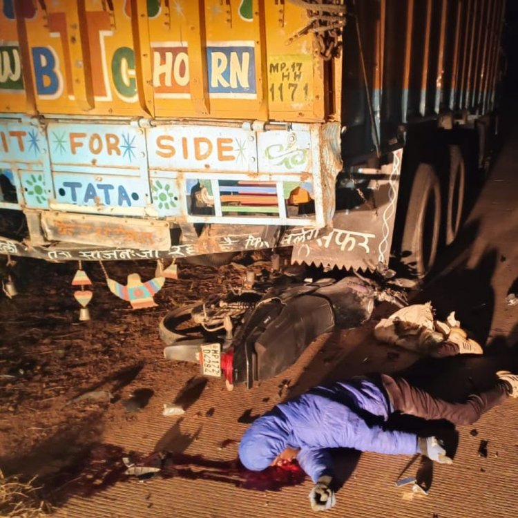 सेनुआ गांव में खड़े ट्रक से टकराई बाइक:चालक की मौत, शनिवार रात हुआ हादसा