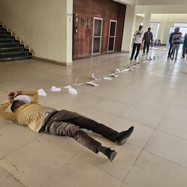 शिकायतों की माला पहने लोटते हुए कलेक्ट्रेट पहुंचा युवक:मल्हारगढ़ नगर परिषद पर लगाए भ्रष्टाचार के आरोप, कहा- सुनवाई नहीं हुई