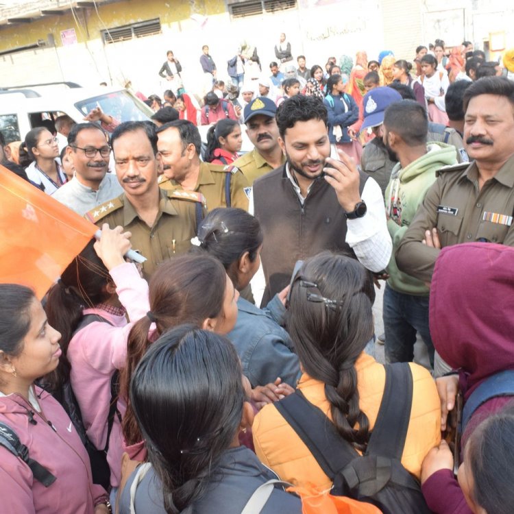 इंदिरा गर्ल्स कॉलेज में विद्यार्थी परिषद का प्रदर्शन:रिजल्ट सुधारने, अतिक्रमण हटाने की मांग पर तालाबंदी, छात्राओं ने मांगी हॉस्टल की सुविधा