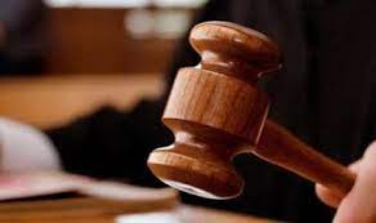 फ्रांस की अदालत ने 2020 में शिक्षक का सिर कलम करने के मामले में आठ लोगों को दोषी ठहराया