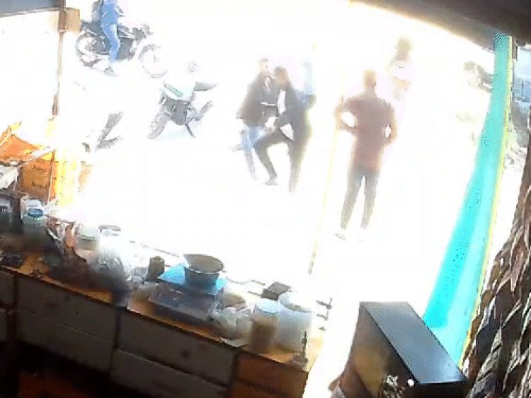 बेटे की हत्या की धमकी देकर पिता पर हमला:दुकान पर आए थे स्कूटर सवार, घटना सीसीटीवी में कैद