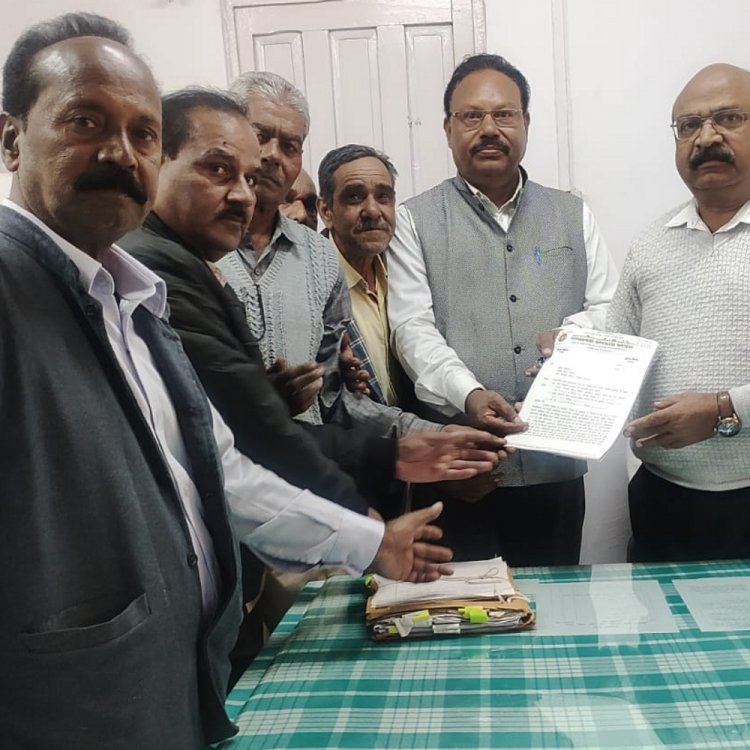 मध्य प्रदेश कर्मचारी कांग्रेस ने अभियंता को सौंपा ज्ञापन:दैवेभो-स्थाई कर्मियों को 20 माह की ग्रेच्युटी के भुगतान की मांग