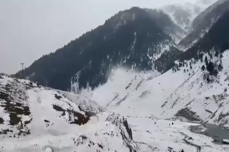 JK से UK तक बर्फ ही बर्फ… सफेद चादर में लिपटे पहाड़, हिमाचल में 174 स्टेट और 3 नेशनल हाइवे बंद