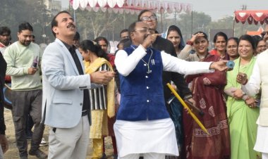 एनसीएल मैदान में आयोजित कार्यक्रम में जन प्रतिनिधियो सहित कलेक्टर ने खेला गुल्ली डंडा का खेला उड़ाया पतंग