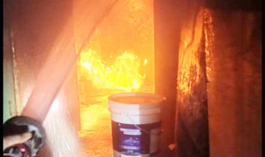 शहर के बीचों-बीच घर में लगी आग