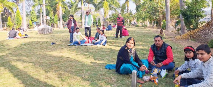 नये साल के पहले दिन पल्टन घाट में उमड़े पर्यटक