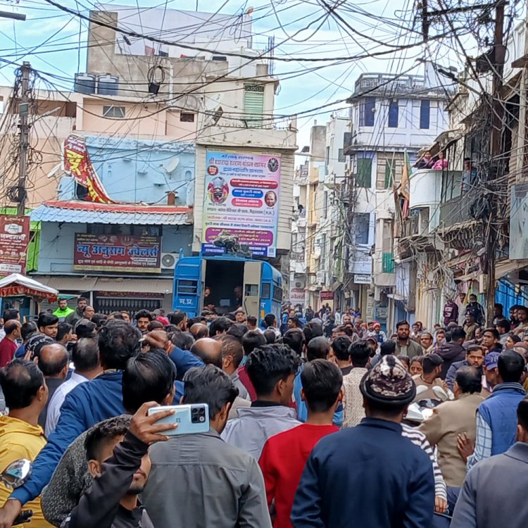 धार्मिक स्थल में तोड़फोड़ के बाद सागर के बाजार बंद:बड़े बाजार क्षेत्र में तनाव, पुलिस फोर्स तैनात; युवाओं की नारेबाजी जारी