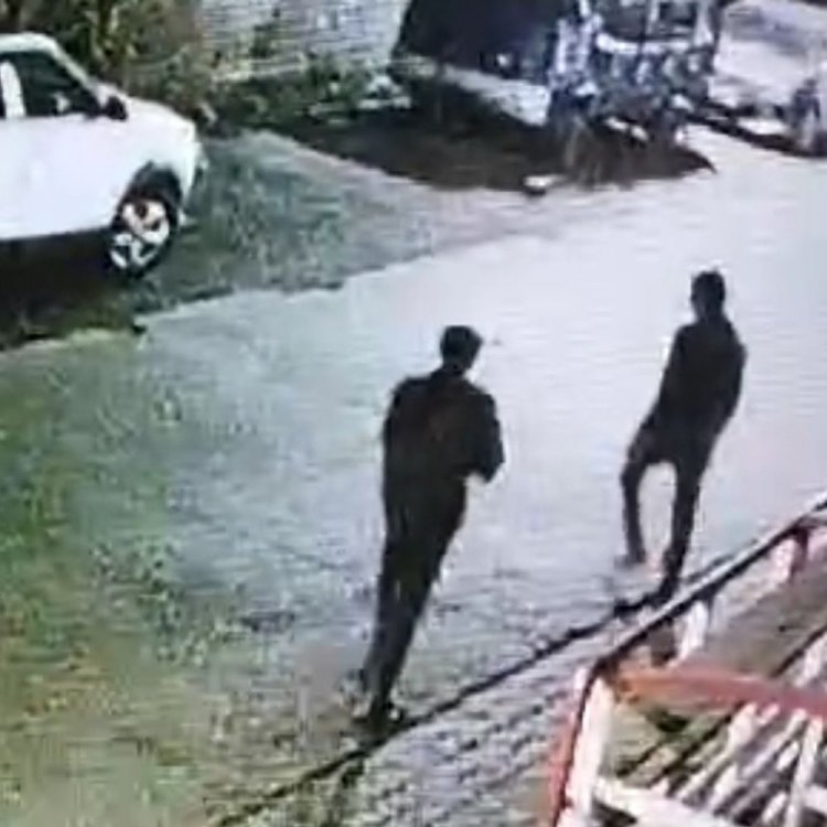 देवास में घर के सामने से बाइक चोरी:देर रात दो युवकों ने की वारदात, सीसीटीवी फुटेज आया सामने