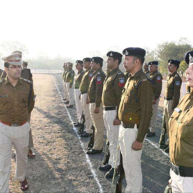 सीहोर में हुई साप्ताहिक जनरल परेड:72 पुलिसकर्मियों ने लिया हिस्सा, SP ने की अनुशासन और टीम वर्क की तारीफ