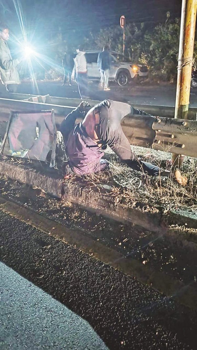 डिवाइडर से टकराई बाइक, दो युवकों की मौत