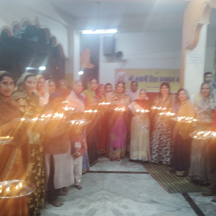 मां भवानी शिव हनुमान मंदिर में जले 551 दीपक:अयोध्या रामलला की प्रतिष्ठा की पहली वर्षगांठ की पूर्व बेला पर राममय हुआ शहर