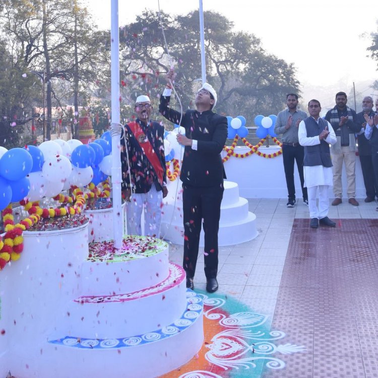 बैतूल में मनाया 76वां गणतंत्र दिवस:कलेक्ट्रेट, कांग्रेस कार्यालय और शहीद भवन में तिरंगा फहराया; शहीदों को दी श्रद्धांजलि