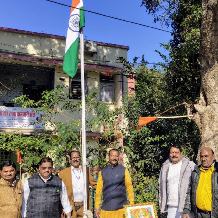 कर्मचारी संघ ने मनाया गणतंत्र दिवस:तुलसी नगर स्थित कार्यालय में ध्वजारोहण, आठवें वेतन आयोग के गठन का स्वागत