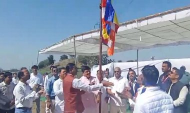 उज्जैन में बौद्ध महास्तूप महोत्सव का आयोजन:सैकड़ों अनुयायियों ने की विश्व शांति की प्रार्थना; पंचशील ध्वजारोहण हुआ