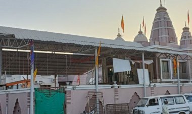 बसंत पंचमी पर खाटूश्याम मंदिर में भक्तों की भीड़:पीले वस्त्र और फूलों से सजा मंदिर; बाबा का अभिषेक किया