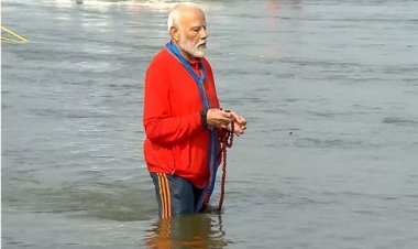महाकुंभ में पहुंचे मोदी, त्रिवेणी संगम में लगाई डुबकी