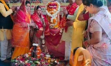 महाशिवरात्रि पर फूलों से बनाया साढ़े तीन फीट ऊंचा शिवलिंग:भोपाल के मां भवानी मंदिर में 7751 रुद्री और पार्थवेश्वर शिवलिंग का अभिषेक