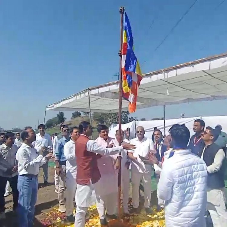 उज्जैन में बौद्ध महास्तूप महोत्सव का आयोजन:सैकड़ों अनुयायियों ने की विश्व शांति की प्रार्थना; पंचशील ध्वजारोहण हुआ