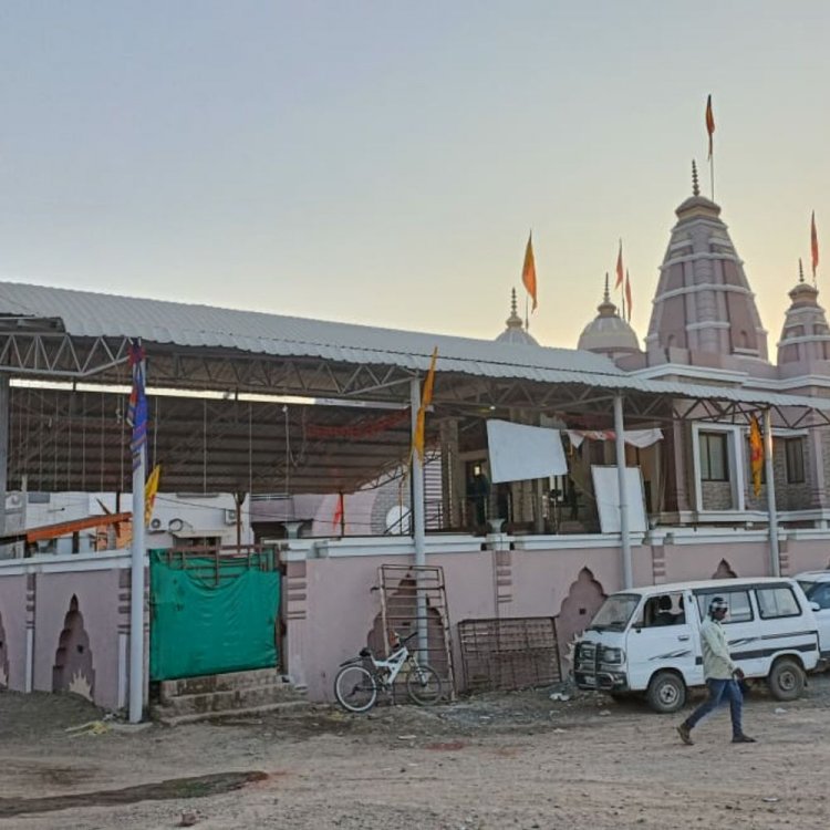 बसंत पंचमी पर खाटूश्याम मंदिर में भक्तों की भीड़:पीले वस्त्र और फूलों से सजा मंदिर; बाबा का अभिषेक किया