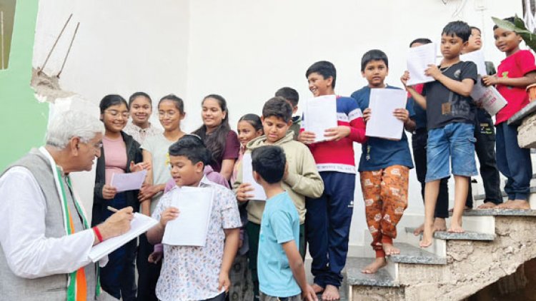 पूर्व डिप्टी सीएम नन्हे-मुन्ने प्रशंसकों से घिर गए, दिया ऑटोग्राफ