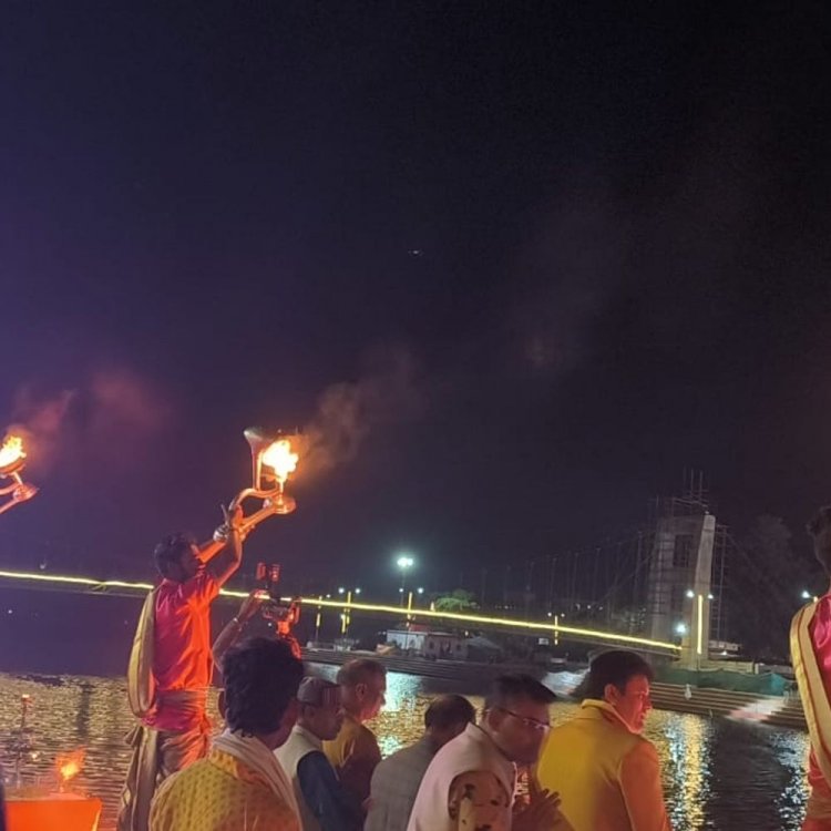 नर्मदा महोत्सव पर घाट के दक्षिणी तट पर हुई महाआरती:लेजर लाइट शो से दिखाई मां की कहानी, शहडोल संभाग की कमिश्नर और कलेक्टर ने की पूजा