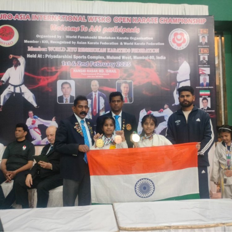 यूरो-एशिया कराटे चैंपियनशिप में होली क्रॉस स्कूल का शानदार प्रदर्शन:छात्रों ने 5 स्वर्ण, 5 रजत और 9 कांस्य पदक जीते,मुंबई में हुआ आयोजन