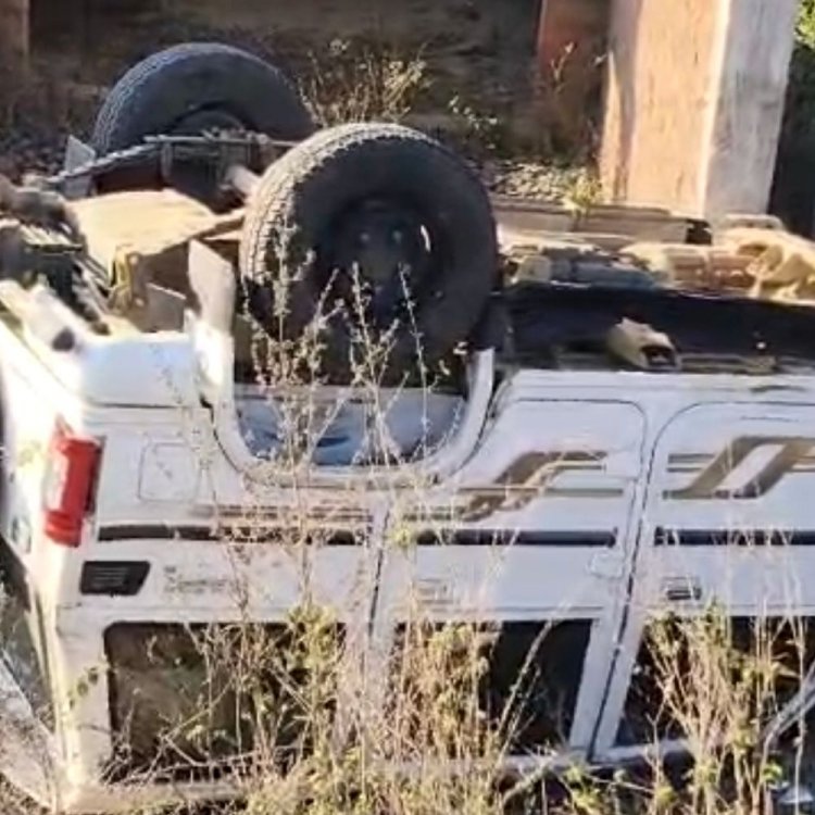 कुंभ नहाने जा रहे छत्तीसगढ़ के युवकों का वाहन पलटा:6 लोग मामूली रूप से घायल; पुलिसकर्मियों ने मेडिकल कॉलेज में भर्ती कराया