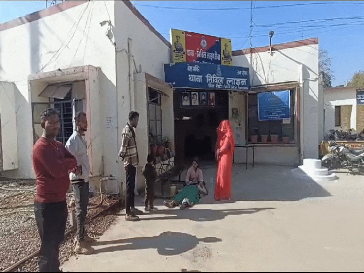 पति को छुड़ाने थाने के गेट पर लेटी महिला:रीवा पुलिस ने मोबाइल चोरी के संदेह में पकड़ा था; पुलिस पर लगाए गंभीर आरोप