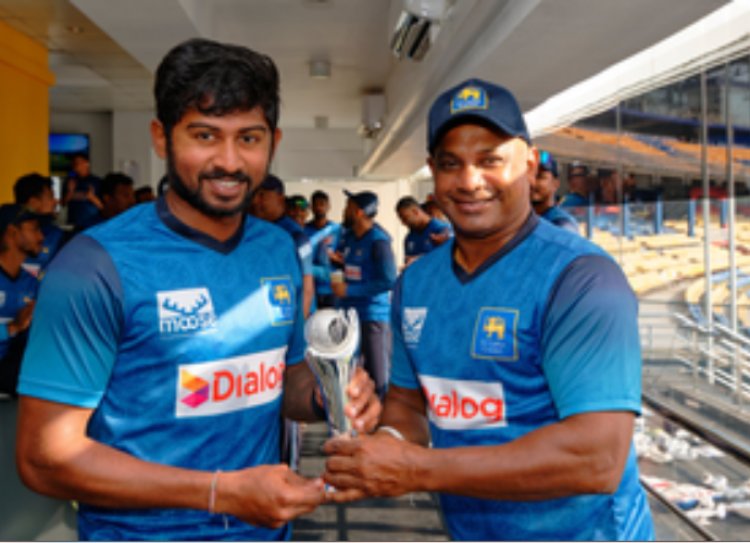 जयसूर्या ने कामिंडू मेंडिस को आईसीसी पुरुष इमर्जिंग क्रिकेटर ऑफ द ईयर का पुरस्कार प्रदान किया