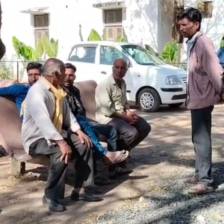 नीमच में युवक ने पशुओं के बाड़े में लगाई फांसी:टीन शेड की लोहे की बल्ली से लटकी मिली लाश