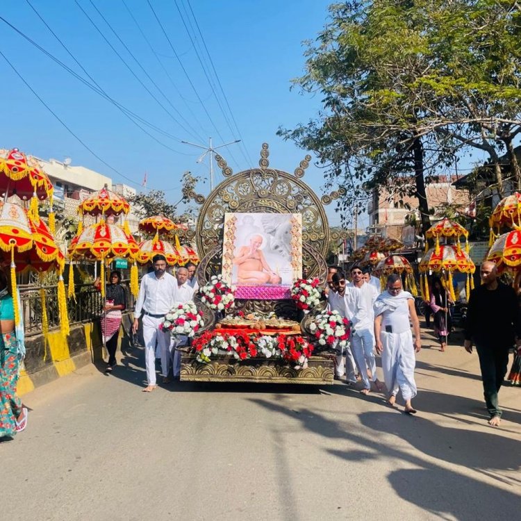 जैन समाज ने निकाली आचार्य विद्यासागर की चरण पादुका यात्रा:डिंडौरी के जैन मंदिर में किया स्थापित, श्रद्धालुओं ने दी श्रद्धांजलि