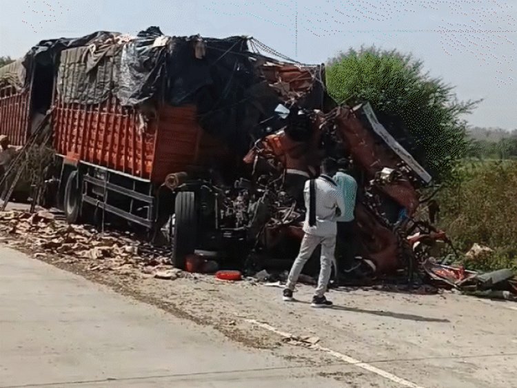 ट्रक आगे चल रहे ट्राले से टकराया, चालक की मौत:केबिन में फंसा शव, पुलिस ने जेसीबी से निकाला; रायसेन के देवरी NH-45 पर हादसा