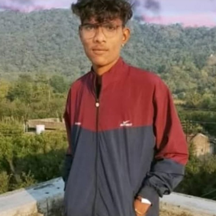 बैतूल में अज्ञात वाहन ने बाइक को मारी टक्कर:21 साल के कार पेंटर की मौत, साथी घायल