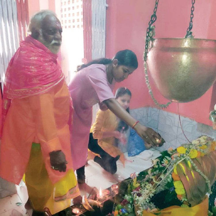 ओम नम: शिवाय से गूंजे शिवालय, भक्तों की लंबी कतार