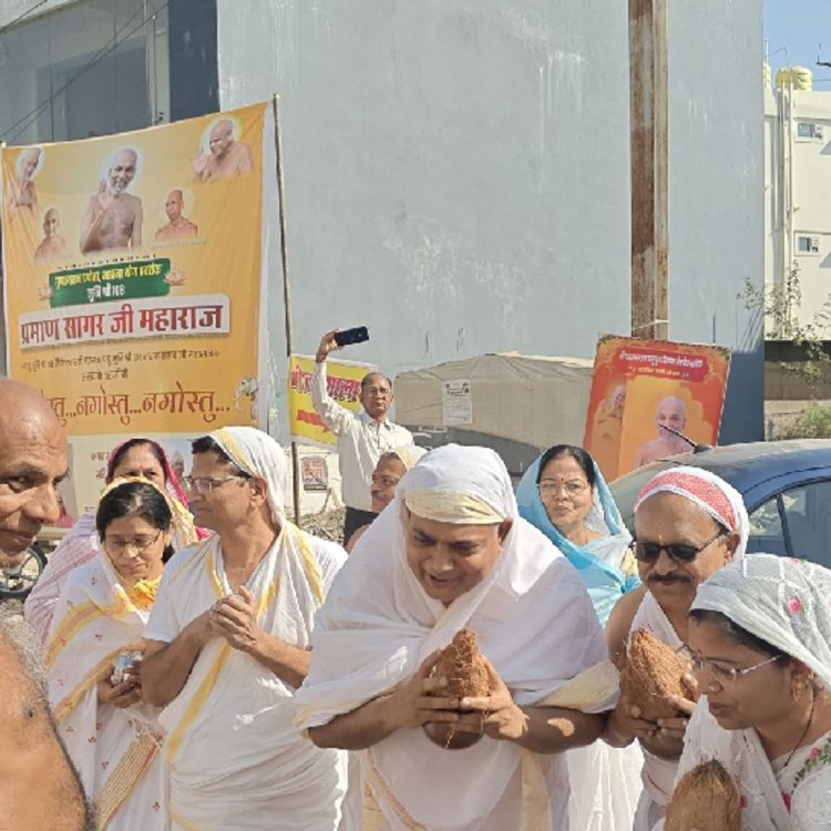 जैन मुनिसंघ का बावड़ियां कला जिनालय में आगमन:मुनि प्रमाण सागर ने की भगवान वासुपूज्य की पूजा, संसार की नश्वरता पहचानने का दिया संदेश