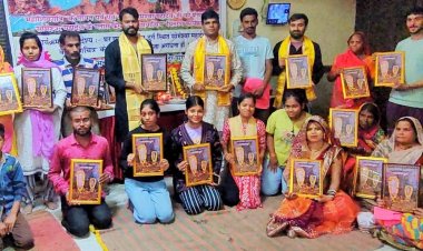 रायसेन में भगवन सोमेश्वर महादेव के फोटो फ्रेम बांटे गए:महाशिवरात्रि पर दुर्ग से शुरू हुई पहल; श्रद्धालुओं ने लिया हर रोज पूजा का संकल्प